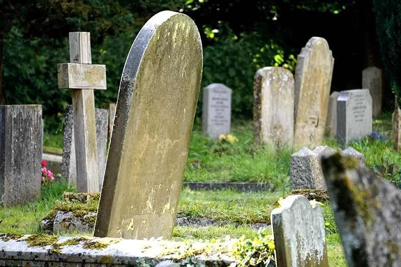lápides em um cemitério