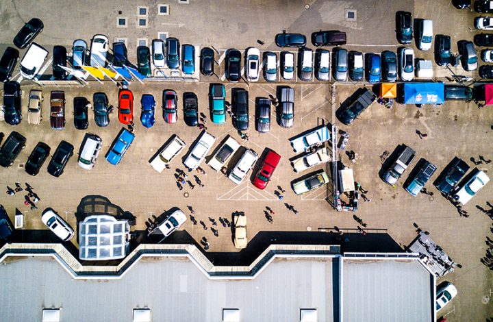 Mulher que teve itens furtados de veículo em estacionamento de supermercado deve ser indenizada