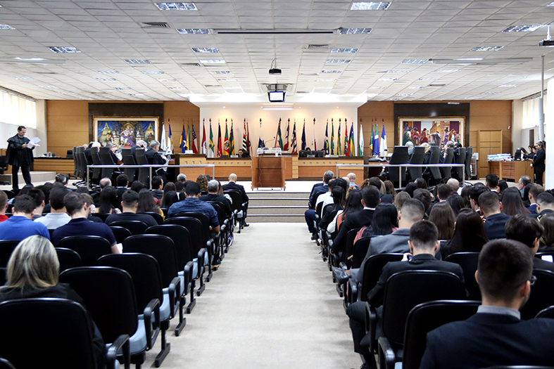 Visão panorâmica ´do salão do tribunal pleno do tjes desde as cadeira do público.
