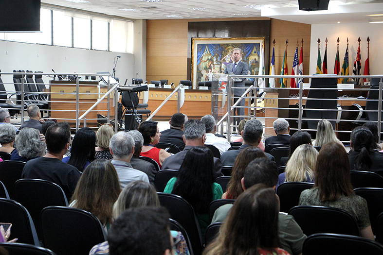 O presidente do TJES, desembargador Fabio Clem discursa em evento em comemoração ao Dia do Servidor.