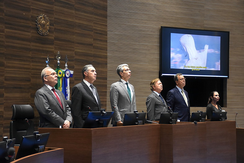 Mesa de honra durante solenidade no TRF2, na cidade do Rio de Janeiro/RJ.