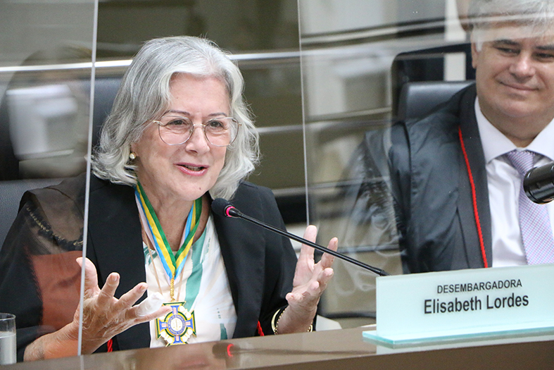 Foto da des. Elisabeth Lordes discursando no Salão Pleno