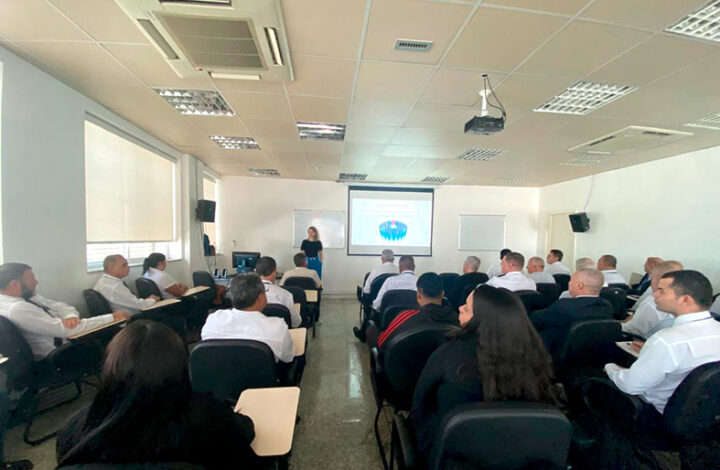 Colaboradoras e colaboradores que atuam nas recepções e como motoristas do PJES participam de capacitação