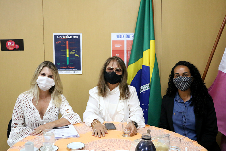 juíza coordenadora da coordenadoria de combate à violência doméstica e familiar drª hermínia azoury reunida em uma mesa redonda com a deputada federal Soraya Manato e comn a vice-prefeita de Vitória, Estéfane Ferreira.