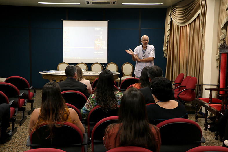 Gestor do sistema SEI no Tribunal de Justiça, o servidor Fábio Buaiz orienta os representantes dos gabinetes dos desembargadores do Judiciário Capixaba.
