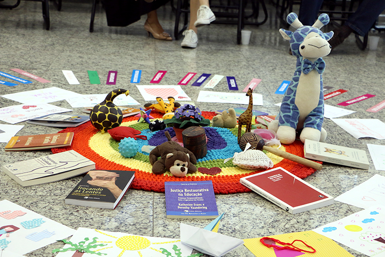 Vários brinquedos dispostos em círculo no cão do auditório da Corregedoria durante a promoção do Ciclo de Paz.