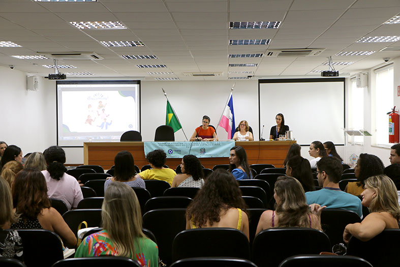 Representantes do Fórum de Assistentes Sociais e Psicólogos do PJES se reúnem no auditório da Corregedoria.