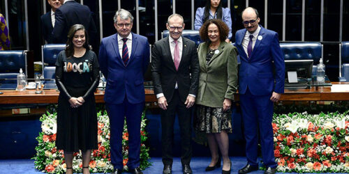 Autoridades diversas posam para foto no senado federal.