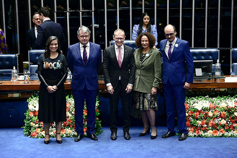 Autoridades diversas posam para foto no senado federal.