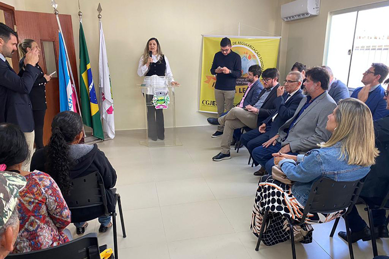 Evento de entrega de títulos de regularização fundiária em Ibatiba.