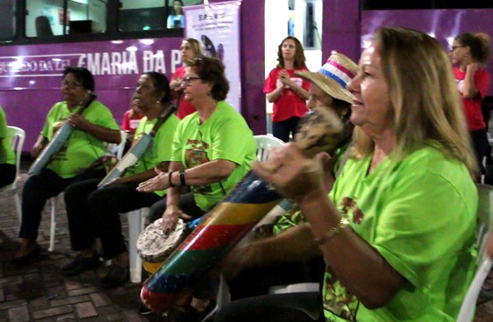 Ação Cultural contra a violência doméstica atrai famílias na Praça dos Namorados, em Vitória