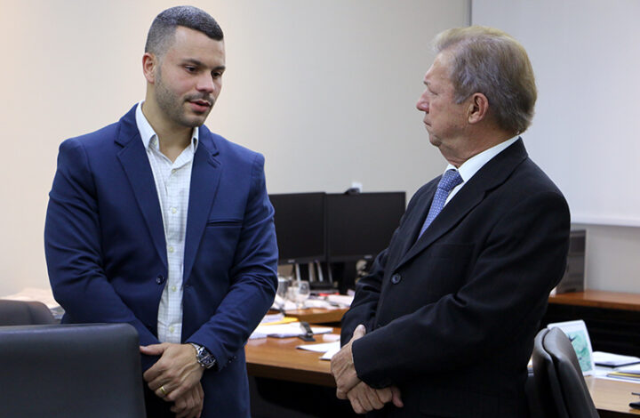 Presidente do Tribunal de Justiça recebe o prefeito de Viana após conclusão de trabalho de digitalização de processos físicos