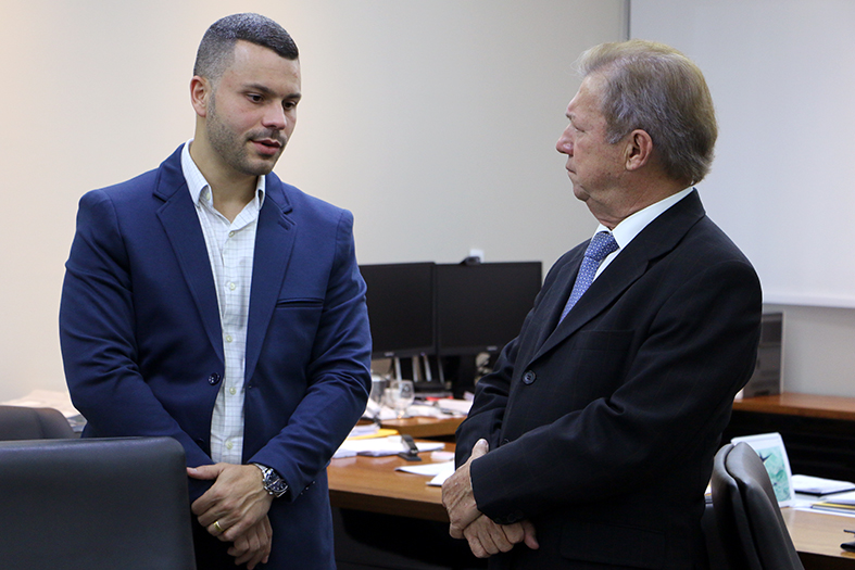 O presidente do TJES, desembargador Fabio Clem, recebe o prefeito do município de Viana na região da Grande Vitória.