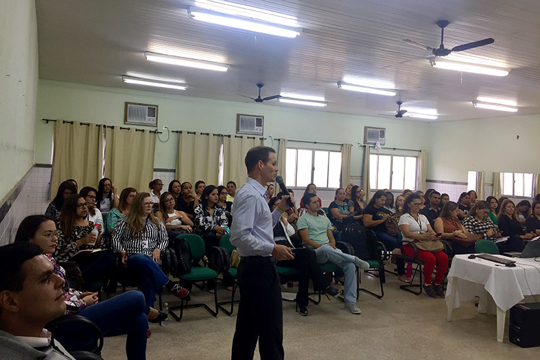 auditório do CRAS em guaçuí. Juiz diretor da comarca de guaçauí abre o evento diante do auditório cheio