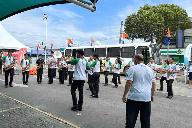 Banda se apresenta durante ação de combate à violência contra a mulher em Linhares/ES.