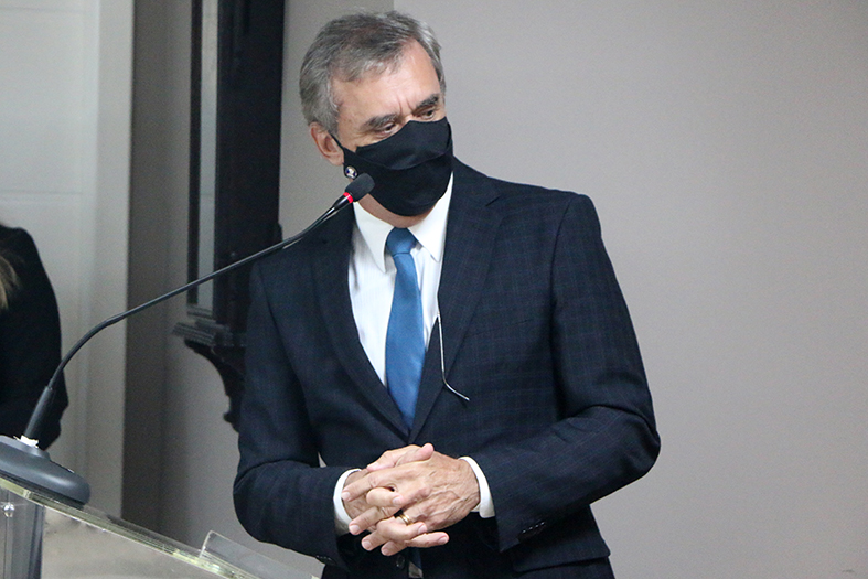 Foto do presidente do Comitê de Governança de Tecnologia da Comunicação (CGTIC) do Tribunal de Justiça, desembargador Fernando Estevam Bravin Ruy, discursando.