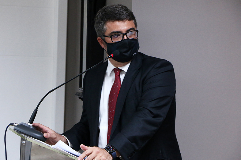 Foto do secretário-geral do CNJ, Valter Shuenquener, discursando.