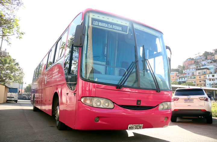 Ônibus rosa da Lei Maria da Penha está realizando atendimentos em Vila Velha esta semana