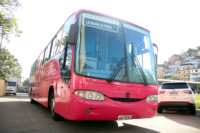 Ônibus em tons rosados que faz atendimentos jurídicos para mulheres vítimas de violência doméstica e familiar.