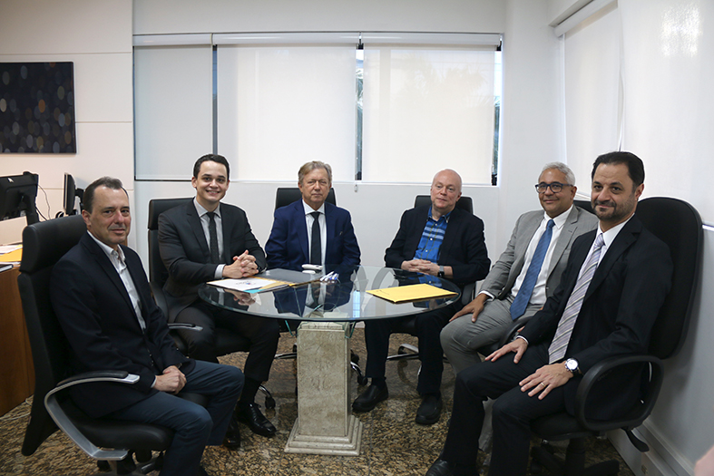 Autoridades diversas em reunião na presidência do TJES.