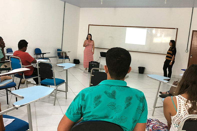 Oficina de parentalidade. Pessoas assistindo as servidoras de são mateus ministrando a oficina.