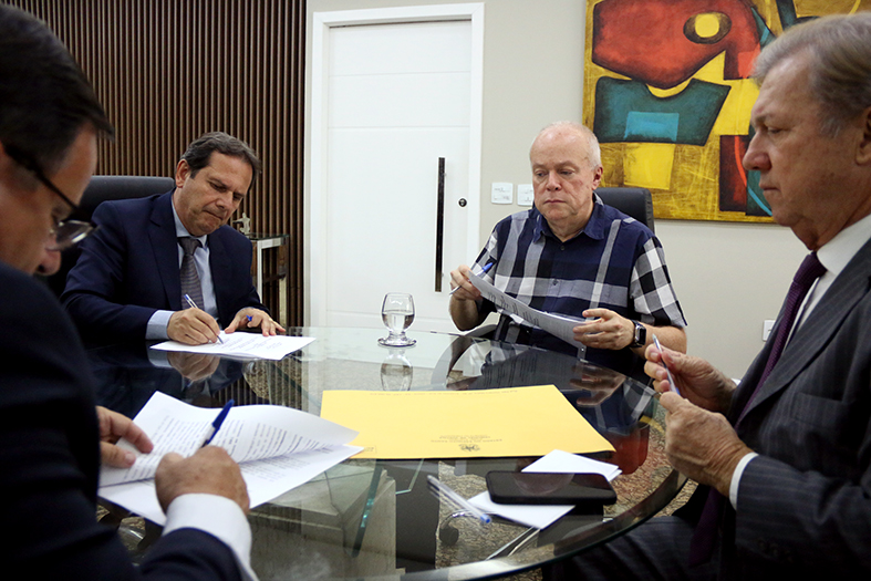 Autoridades diversas em reunião na presidência do TJES.