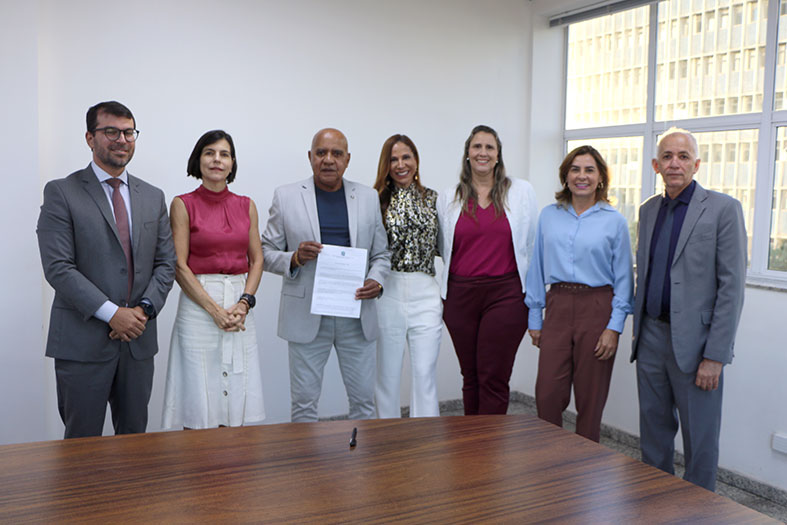 Autoridades do judiciário capixaba posam para foto.