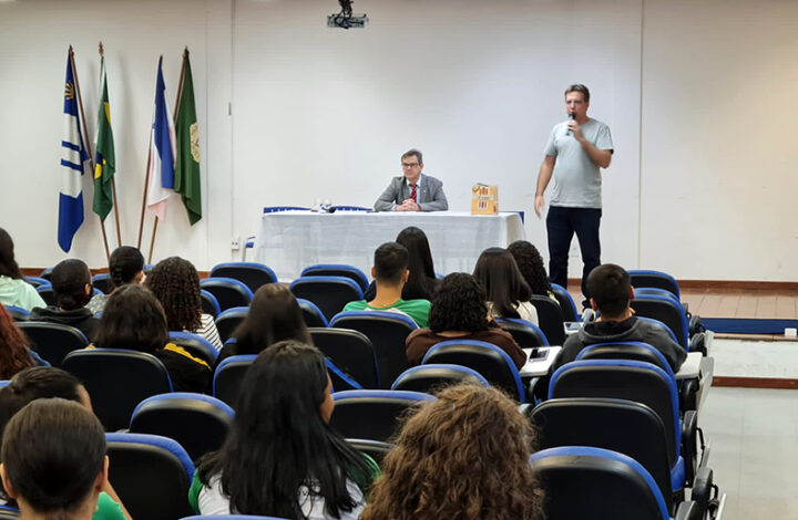 Estudantes participam de palestra proferida pelo juiz da 2ª Vara da Infância de Cachoeiro
