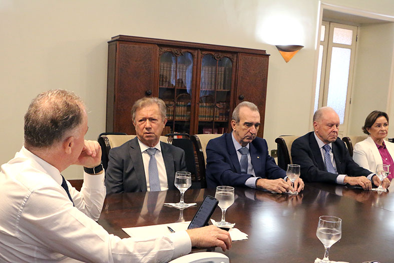 O presidente do Tribunal de Justiça do Espírito Santo), desembargador Fabio Clem de Oliveira conversa com Renato Casagrande, governador do Espírito Santo.