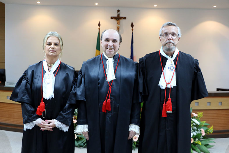 O presidente do TJES, desembargador Samuel Meira Brasil Jr., e os recém empossados desembargador Marcos Valls e a desembargadora Heloisa Cariello, posam para foto durante a cerimônia de posse.
