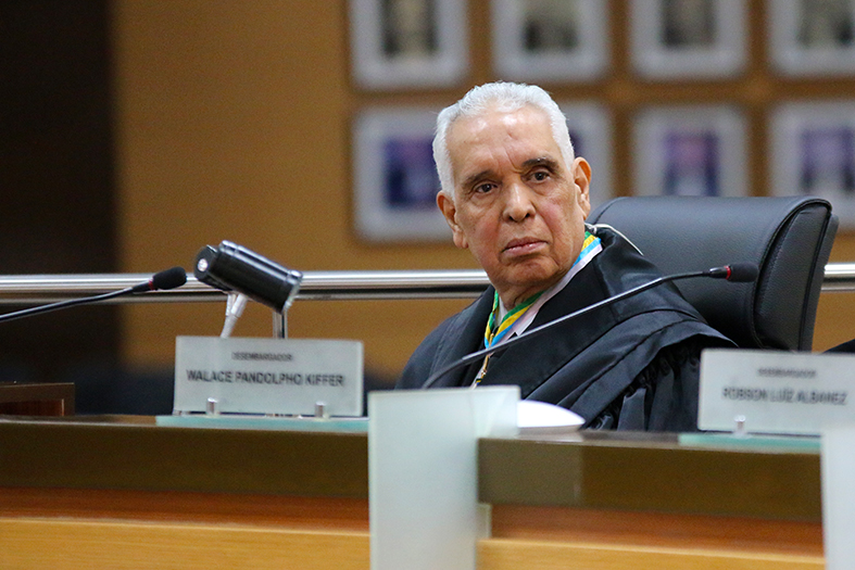 O desembargador Jorge do Nascimento Viana.