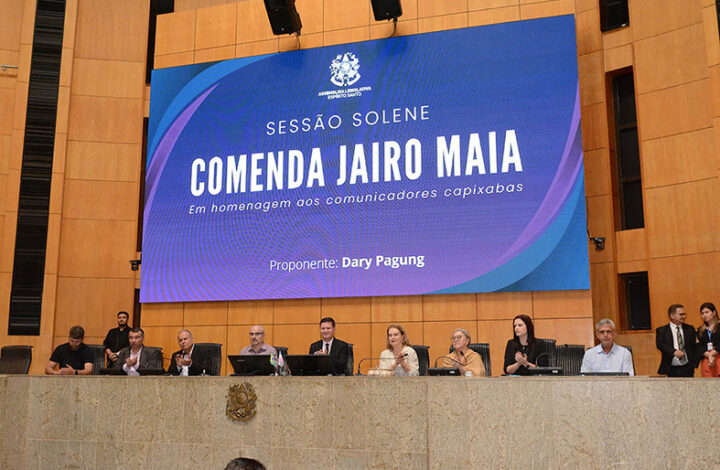 Assessora de imprensa do TJES recebe homenagem na Assembleia Legislativa