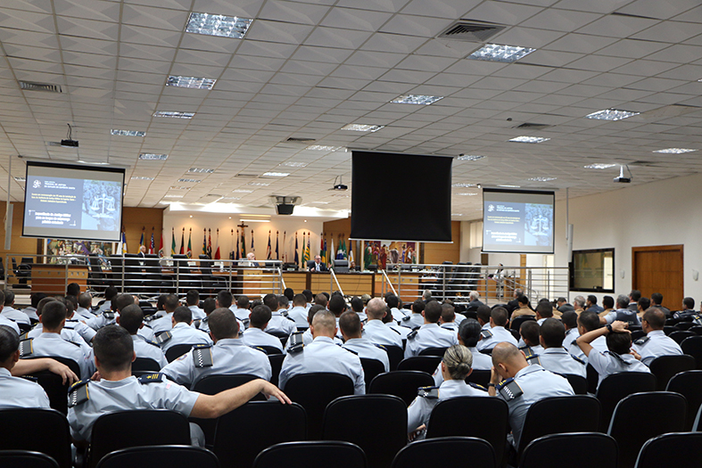 Salão do tribunal pleno do TJES durante evento de 40 anos da Justiça Militar no ES.