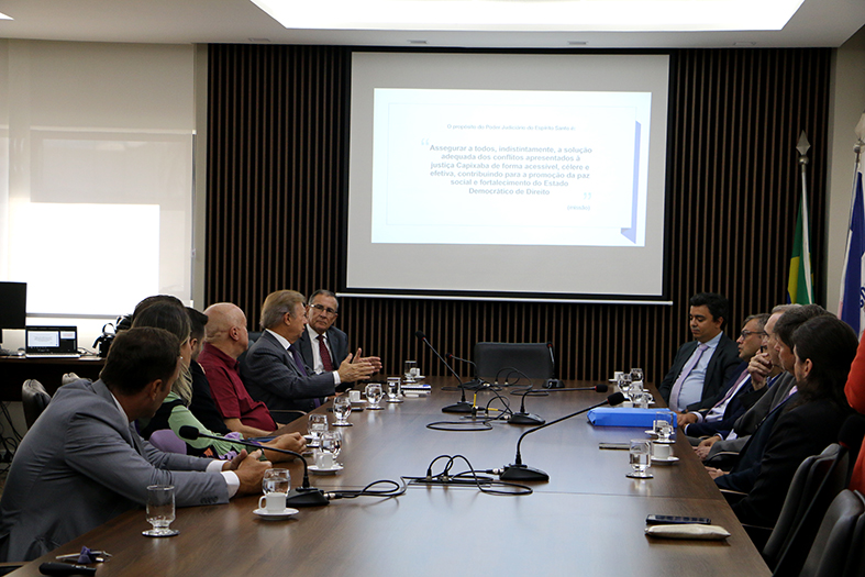 Autoridades diversas em reunião na presidência do TJES.