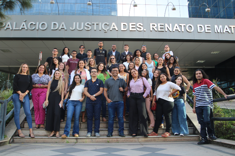 Grupo de estudantes de direito da Rede Doctum de Guarapari posa para foto em frente à sede do TJES.