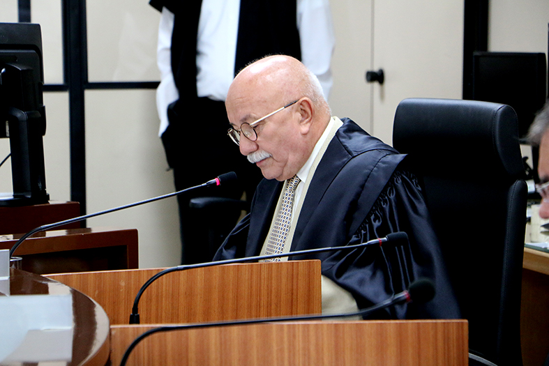 O Desembargador Raimundo Ribeiro relata em audiência da segunda câmara cível.