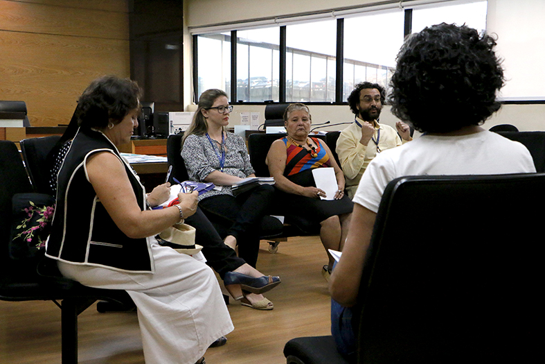 Grupo de pessoas sentadas conversando.