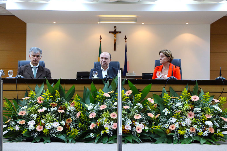Mesa de abertura da Jornada de Direito Constitucional, realizada no salão do tribunal pleno do TJES.
