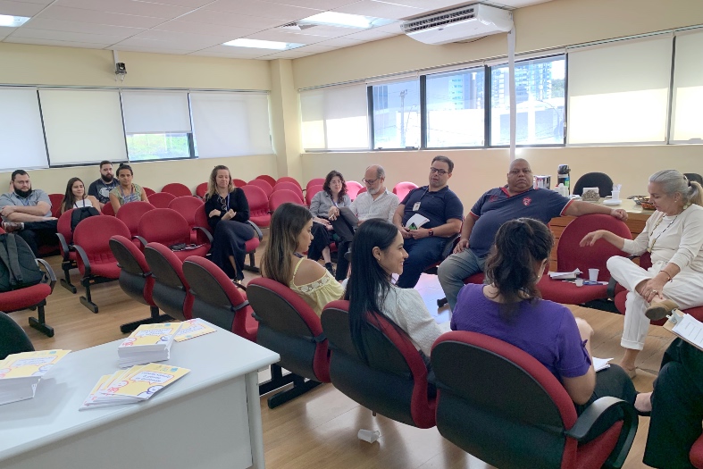 Membros do Núcleo de Métodos Consensuais de Soluções de Conflitos em reunião na sede do TJES.