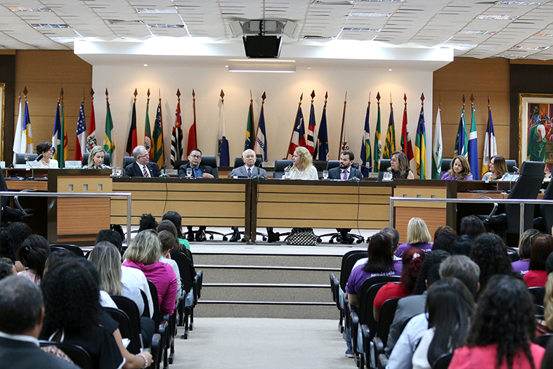 Mesa de abertura do evento Maria da Penha vai às Empresas realizado no salão do Tribunal Pleno do TJES.
