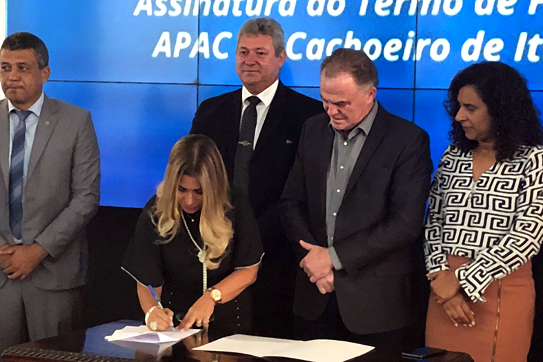 Magistrada Rosalva Nogueira Santos assina termo de fomento da Apac de Cachoeiro de Itapemirim no palácio Anchieta.