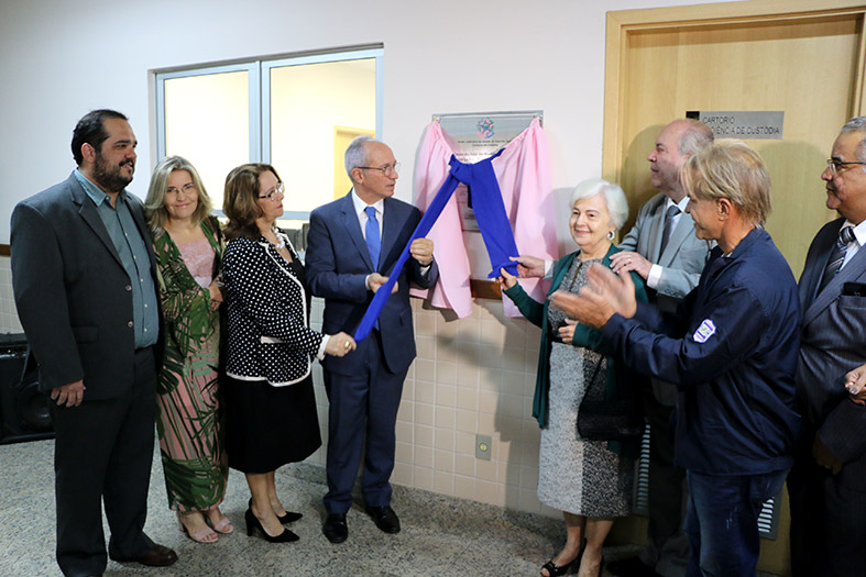 Cerimônia de inauguração das audiências de custódia nas regiões norte e noroeste do Estado. Descerram a placa de inauguração as seguintes autoridades: governador paulo hartung, o presidente do tjes desembargador sergio gama, familiares do desembargador willian gonçalves, sergio meneguelli prefeito de colatina e doutor fernando rangel, diretor do foro de colatina