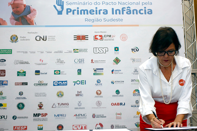 A juíza de direito Patrícia Neves assina o documento de adesão ao pacto pela primeira infância em são paulo