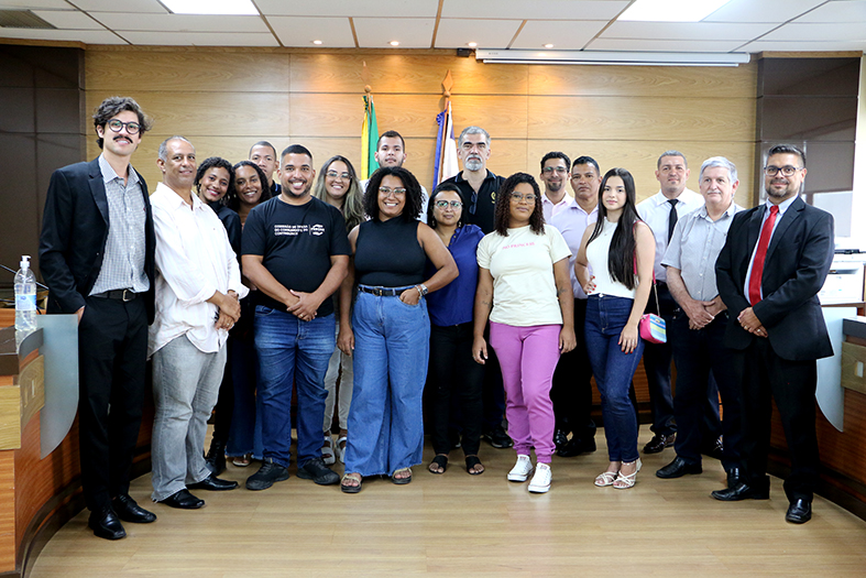 Estudantes de direito da faculdade Viva de Vitória (FAVIVA), posam para foto durante visita monitorada no TJES..