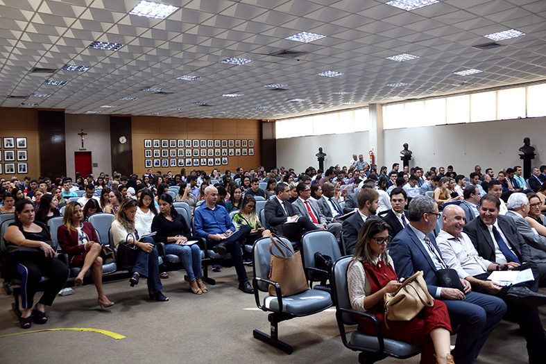 Estudantes universitários assistem a uma sessão do tribunal pleno.