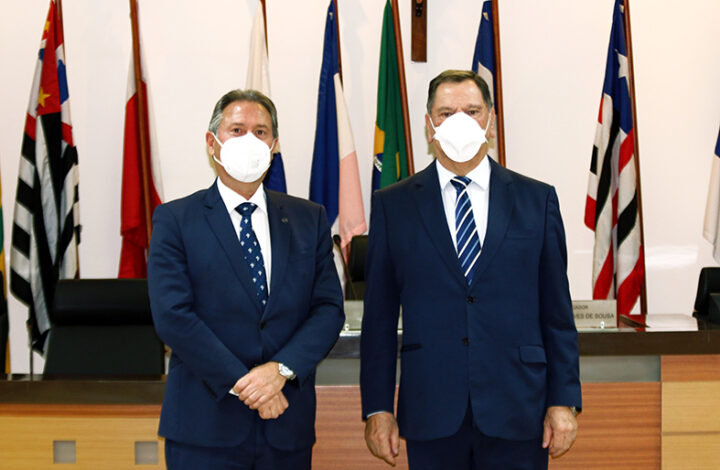 Presidente do Tribunal de Justiça recebe desembargador do Tribunal de Justiça do Paraná no salão pleno do TJES