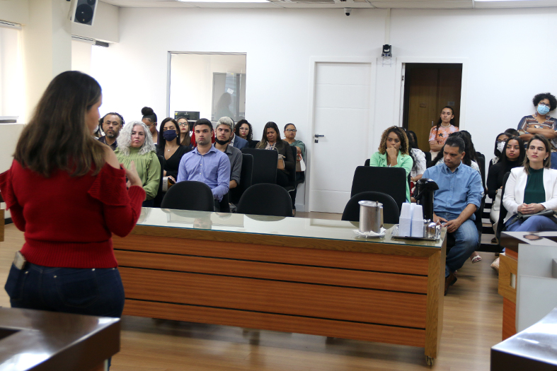 Estudantes assistindo palestra no tjes.