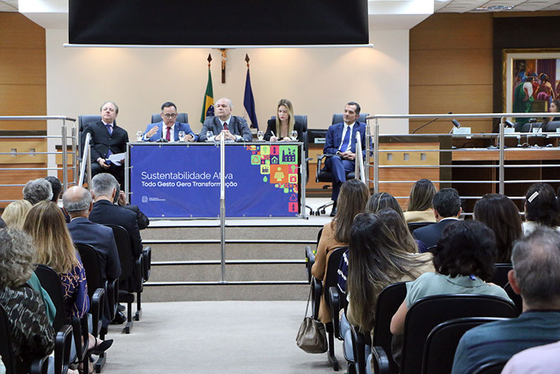 Mesa de honra composta por desembargadores e autoridades de outros órgãos públicos durante evento de Sustentabilidade do Poder Judiciário capixaba.