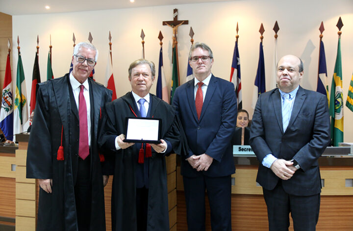 Presidente do TJES recebe homenagem da Coordenadoria dos Juizados Especiais Cíveis, Criminais e da Fazenda Pública