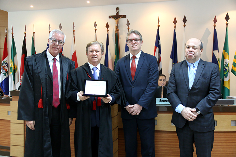 Autoridades do Judiciário capixaba posam para foto.